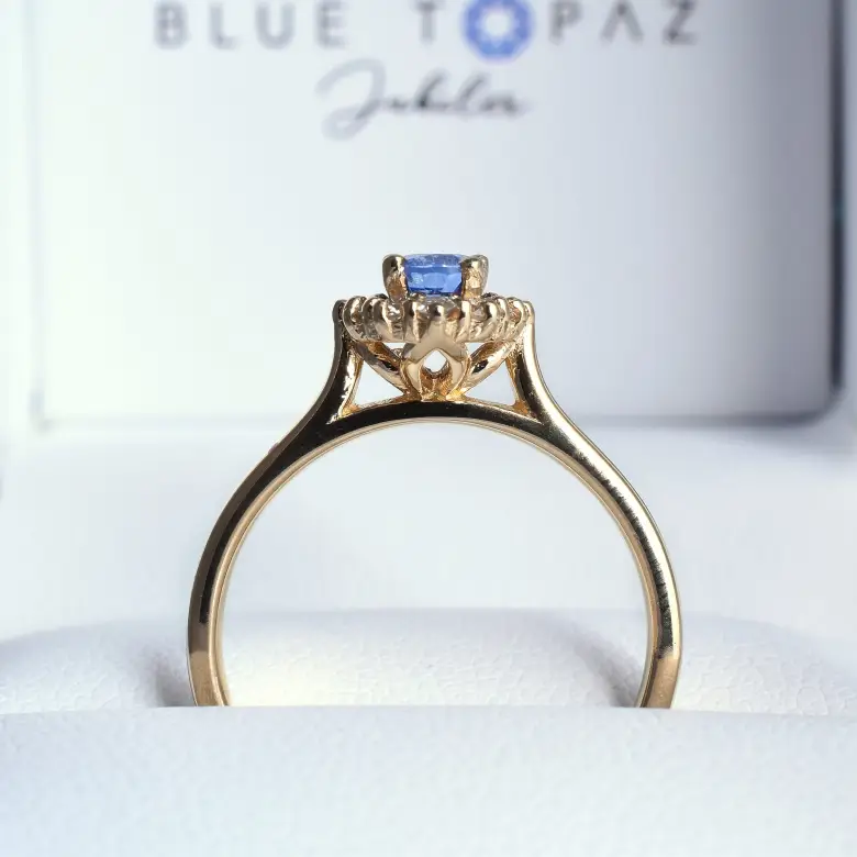 Pierścionek zaręczynowy z szafirem